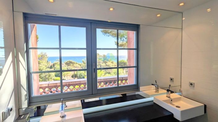 Image No.3-5 Bed House for sale