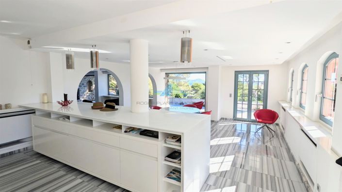 Image No.6-5 Bed House for sale