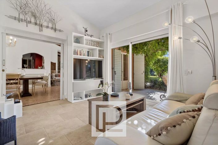 Image No.20-6 Bed House for sale