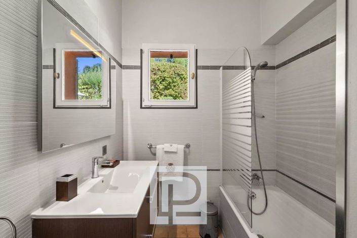 Image No.21-6 Bed House for sale