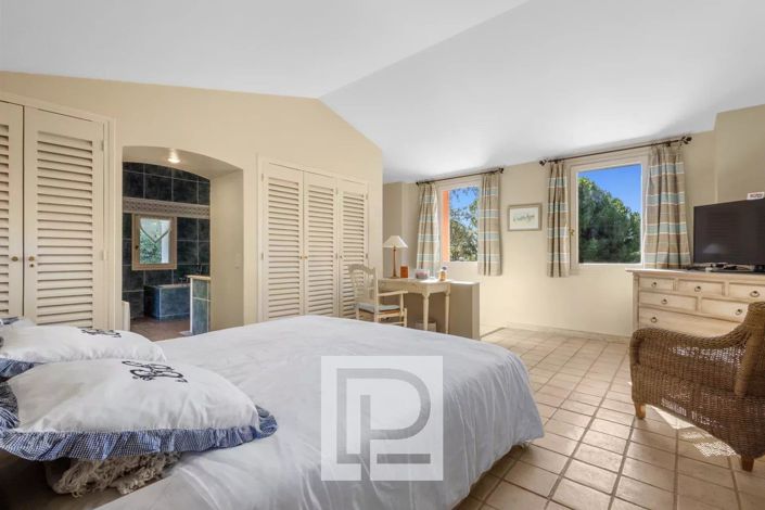 Image No.23-6 Bed House for sale