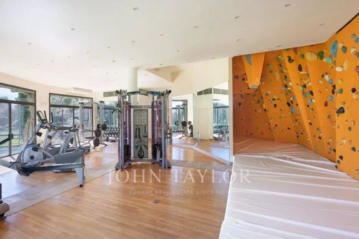 Image No.6-8 Bed House for sale