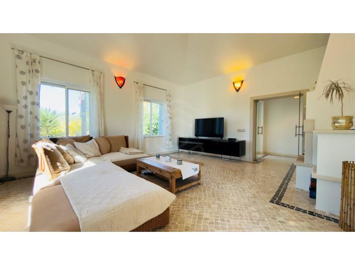 Image No.8-6 Bed House for sale