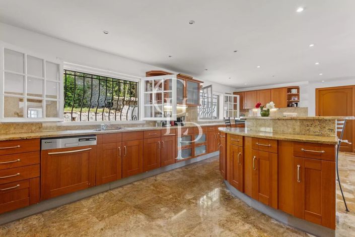 Image No.7-6 Bed House for sale