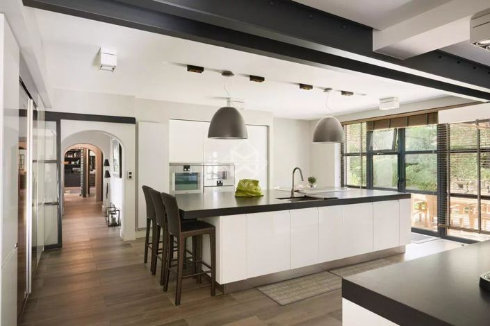 Image No.6-8 Bed House for sale