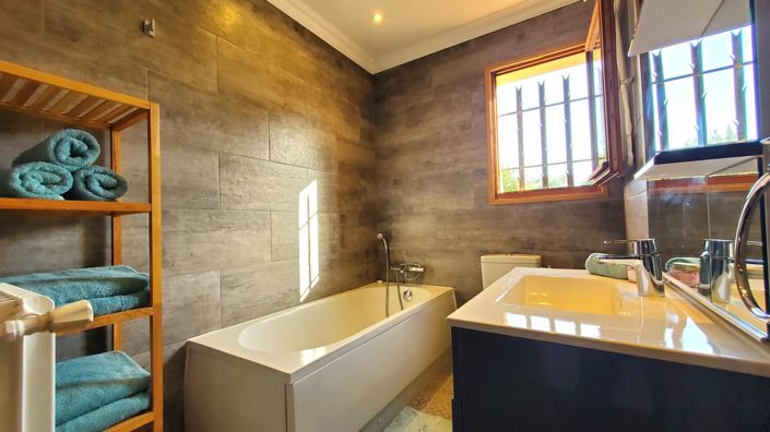 Image No.8-5 Bed House for sale