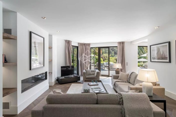 Image No.6-5 Bed House for sale