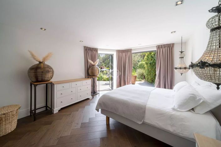 Image No.8-5 Bed House for sale