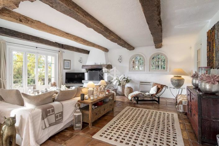 Image No.8-6 Bed House for sale