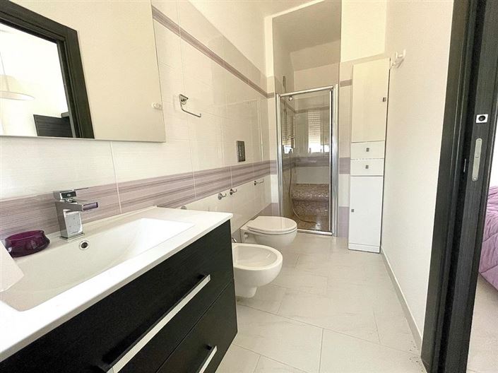 Image No.10-2 Bed Property for sale