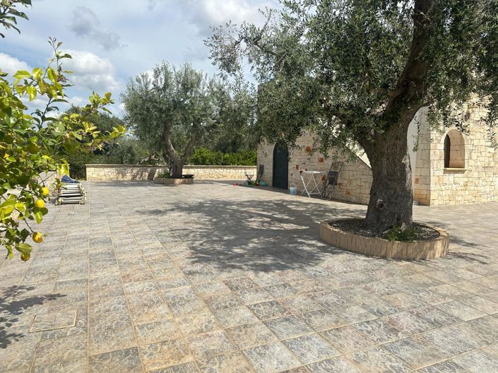 Image No.17-6 Bed Property for sale