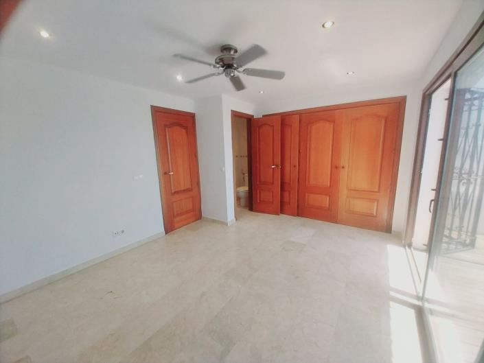 Image No.14-4 Bed Townhouse for sale