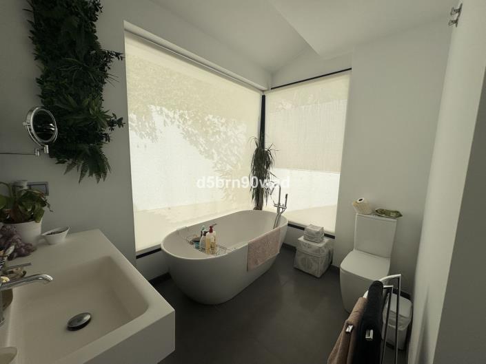 Image No.32-4 Bed Villa / Detached for sale