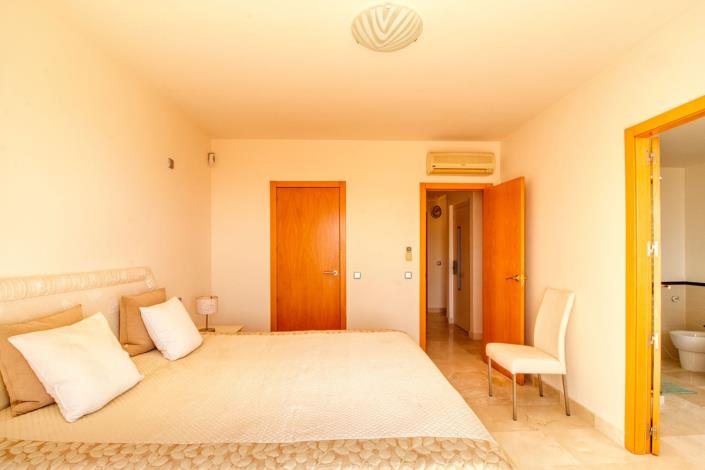 Image No.22-4 Bed Townhouse for sale