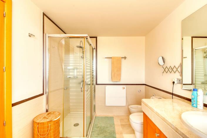 Image No.24-4 Bed Townhouse for sale