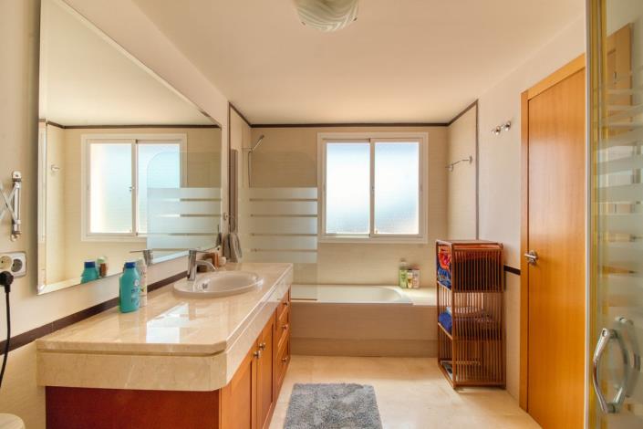 Image No.25-4 Bed Townhouse for sale