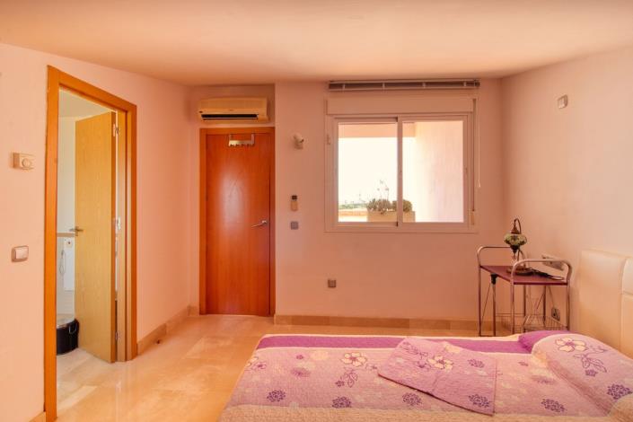 Image No.34-4 Bed Townhouse for sale