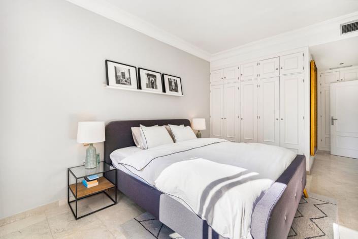 Image No.12-5 Bed Townhouse for sale