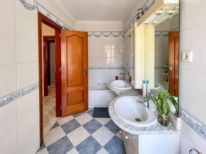 Image No.28-3 Bed Villa / Detached for sale