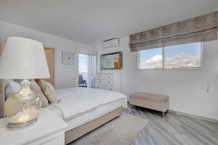 Image No.45-4 Bed Semi-Detached for sale