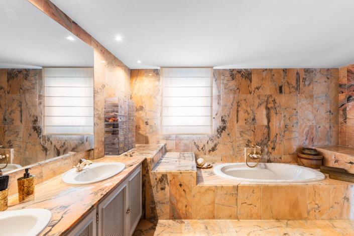 Image No.9-2 Bed Semi-Detached for sale