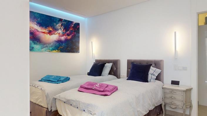 Image No.35-5 Bed Villa / Detached for sale