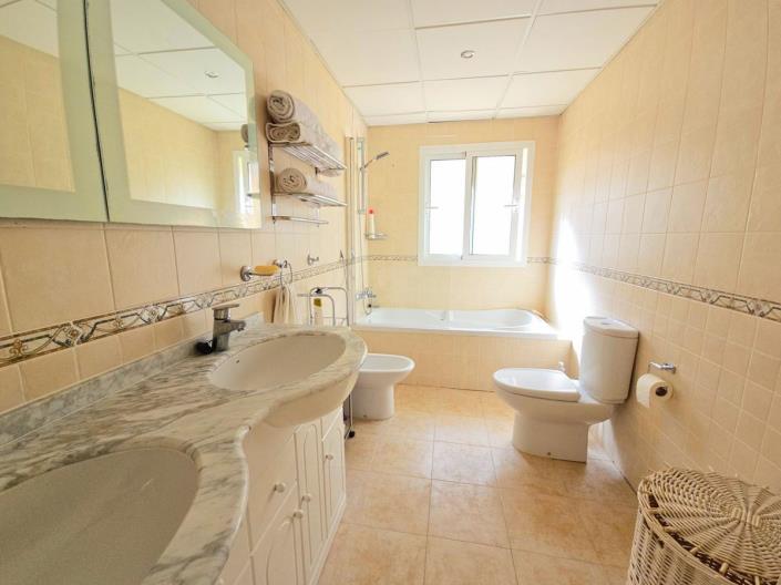 Image No.12-4 Bed Villa / Detached for sale