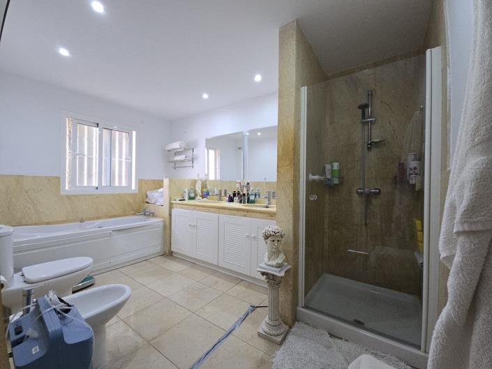 Image No.28-4 Bed Villa / Detached for sale