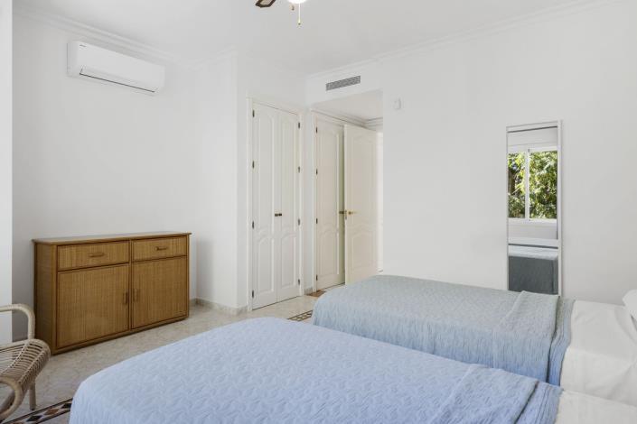 Image No.27-5 Bed Villa / Detached for sale