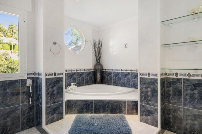 Image No.29-5 Bed Villa / Detached for sale