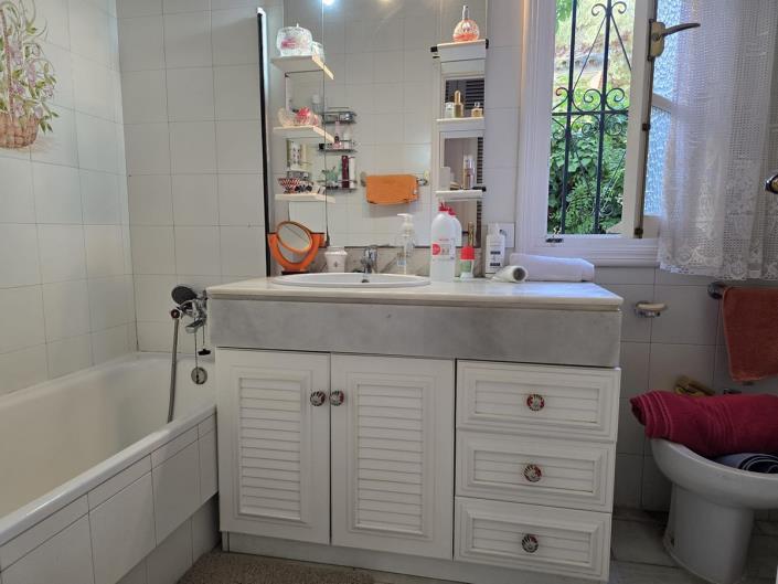 Image No.11-4 Bed Villa / Detached for sale