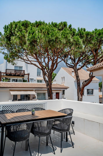 Image No.10-4 Bed Property for sale