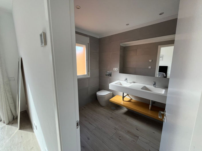 Image No.24-3 Bed Townhouse for sale