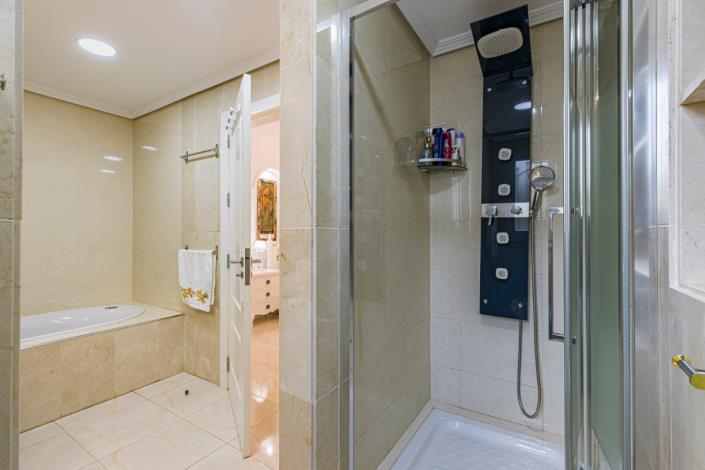 Image No.13-5 Bed Villa / Detached for sale