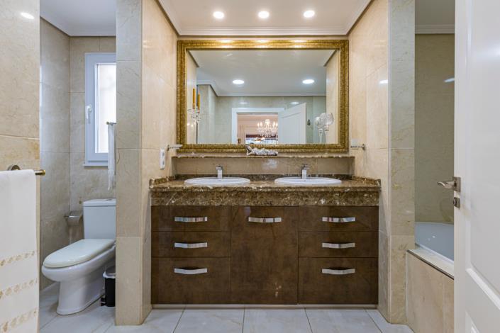 Image No.14-5 Bed Villa / Detached for sale