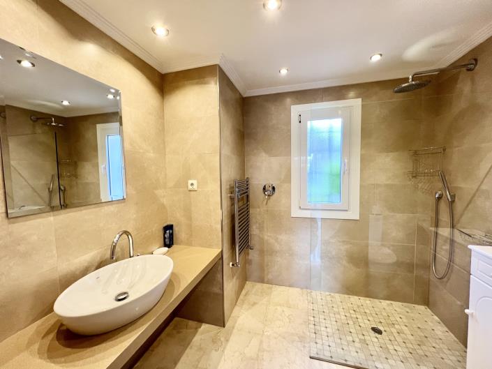 Image No.12-3 Bed Villa / Detached for sale