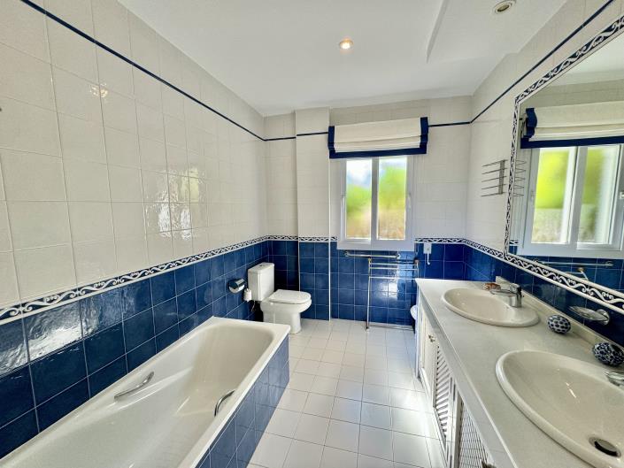 Image No.15-4 Bed Villa / Detached for sale