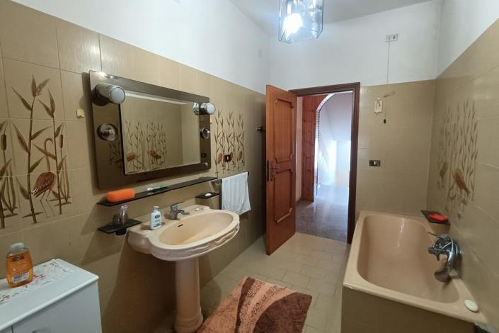 Image No.37-5 Bed Farmhouse for sale