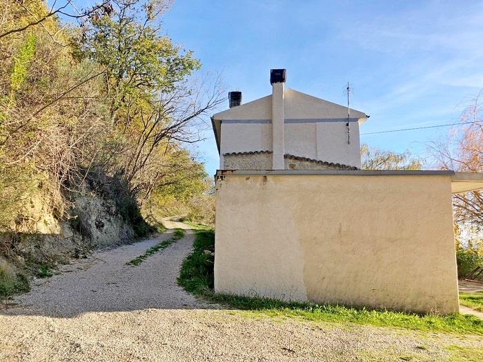 Image No.5-Maison de campagne de 2 chambres à vendre à Montebello di Bertona