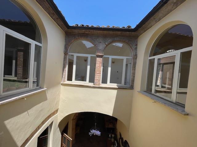 Image No.40-4 Bed Townhouse for sale