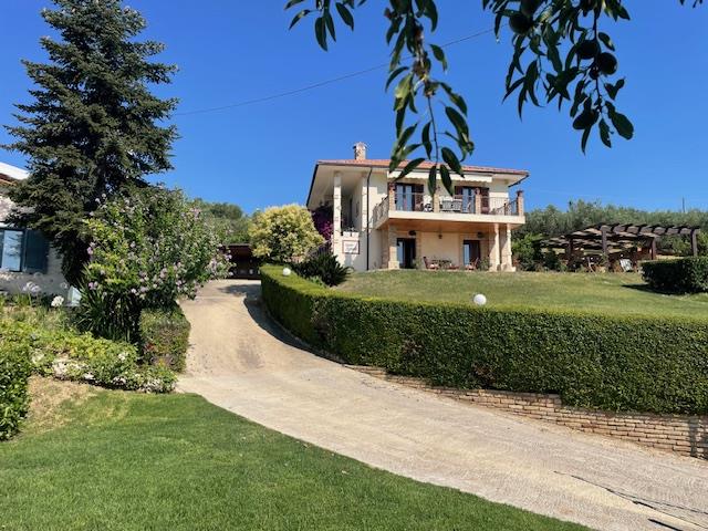 Image No.2-Maison de campagne de 8 chambres à vendre à Citta Sant'Angelo