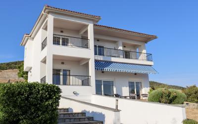 Mikri-Volvi-Vineyard-Villa-By-The-Lake-1