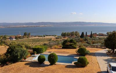 Mikri-Volvi-Vineyard-Villa-By-The-Lake-4