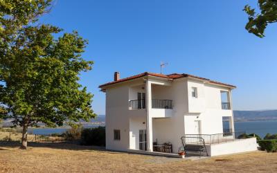 Mikri-Volvi-Vineyard-Villa-By-The-Lake-6