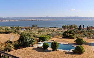 Mikri-Volvi-Vineyard-Villa-By-The-Lake-8