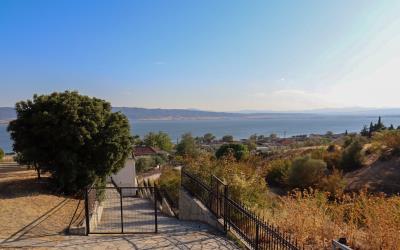 Mikri-Volvi-Vineyard-Villa-By-The-Lake-11