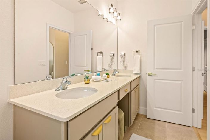 Image No.26-5 Bed Townhouse for sale