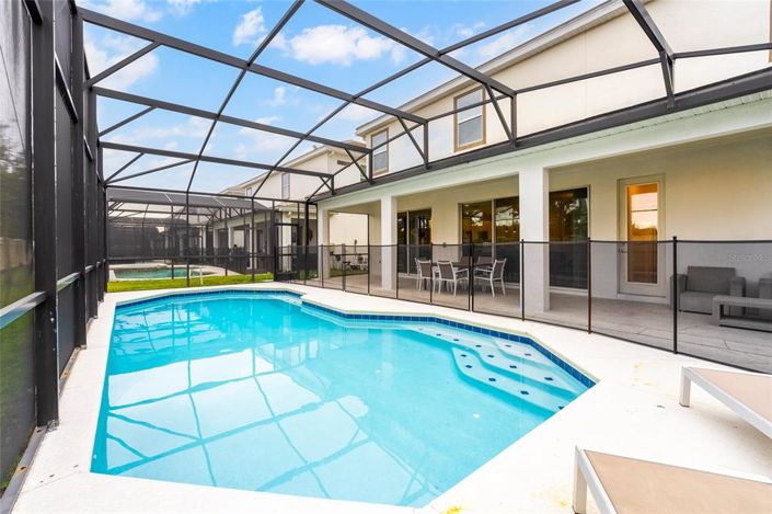 Image No.17-10 Bed Property for sale