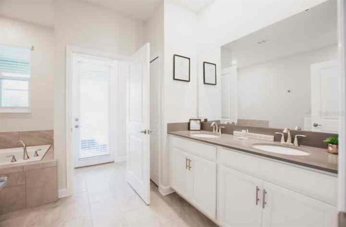 Image No.33-9 Bed Property for sale