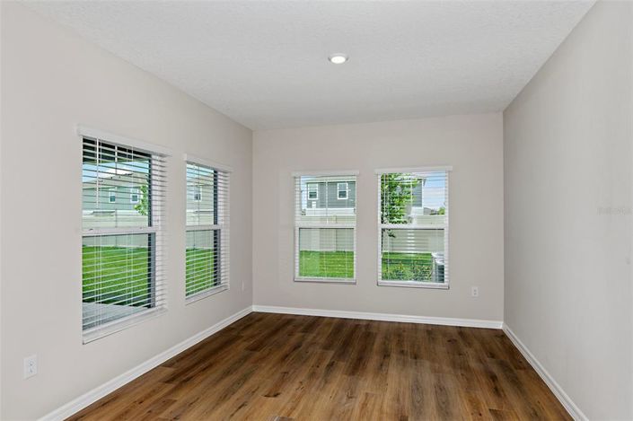 Image No.10-6 Bed Property for sale